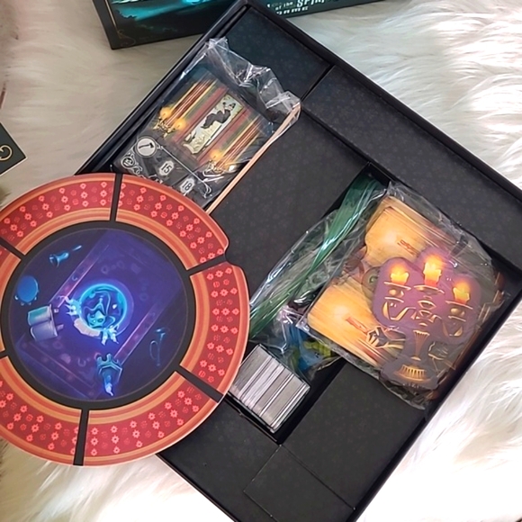 FUNKO DISNEY HAUNTED MANSION MAGIC KINGDOM PARK EDITION COLLECTIBLE BOARD GAME - Picture 11 of 12